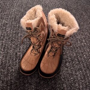 JBU Women's Cozy Tan and Black Winter Boots